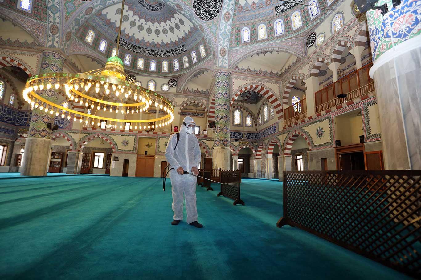 Van'da camiler Cuma'ya hazırlandı